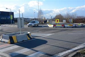 Výkup části pozemků a komunikace na ulici Ke Křížku má vyjasnit majetkové vztahy a zamezit případným budoucím problémům při užívání kruhového objezdu a cyklostezky.
FOTO: DAVID MACHÁČEK