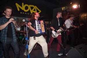 Koncertní večer v rytmu hudebního žánru ska v kopřivnickém Nord clubu přivítal karvinskou kapelu Sakumprásk.
FOTO: PAVEL PIKULÍK