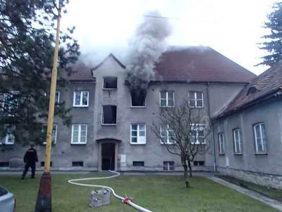 V sobotu ráno před půl sedmou vzplál od zapálené svíčky byt na ulici Wolkerově. Jeho obyvatelka, která se nadýchala zplodin, byla převezena do nemocnice.
FOTO: JSDH KOPŘIVNICE