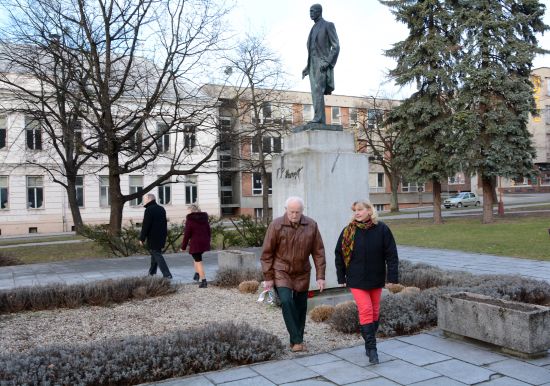 Zástupci Konfederace politických vězňů, Klubu Masarykova demokratického hnutí a představitelé zdejší radnice položili květiny k pomníku TGM.
FOTO: DAVID MACHÁČEK