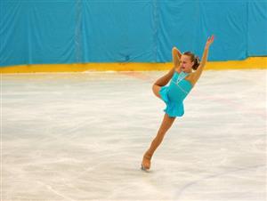 Klára Štěpánová při krátkém programu na mistrovství ČR, který zajela ze všech závodnic kategorie mladších žaček nejlépe, a položila tím základy pro zisk zlata.
FOTO: FSC KOPŘIVNICE