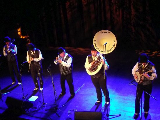 Celovečerní koncert kopřivnického dixielandu na půdě pražského Paláce Akropolis byl úspěšný. Muzikanti si z Prahy odvezli pozvání k dalšímu vystoupení.
FOTO: STANLEY’S DIXIE STREET BAND