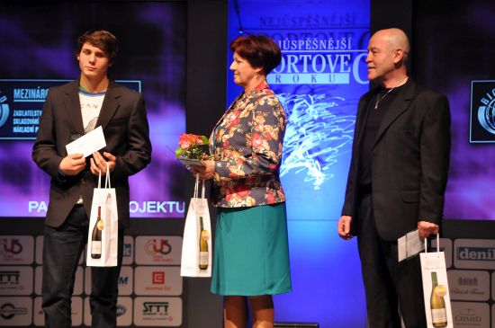 Na vyhlašování nejúspěšnějších sportovců okresu byli oceněni i kopřivničtí trenéři Miroslav Bartoň (vlevo v zastoupení syna Dominika) a Vlastimil Žižka (vpravo).
FOTO: KRISTINA ČABLOVÁ