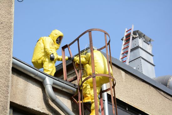 Hasiči v ochranných protichemických oblecích stoupají k absorpční pračce instalované na střeše zimního stadionu. V rámci pondělního cvičení testovali účinnost zařízení sloužícího k likvidaci nebezpečného čpavku.
FOTO: DAVID MACHÁČEK