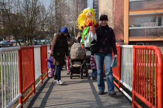 Přestože počasí už vypadalo docela jarně, vynášení Morany stihli v Mateřském centru Klokánek přesně v poslední den zimy.
FOTO: DAVID MACHÁČEK