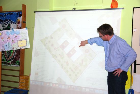 Architekt Kamil Mrva představil na veřejném projednávání v Mateřské škole Pionýrská zpracovaný návrh na rekonstrukci zahrady, který by se v případě získání dotace letos realizoval.
FOTO: DANA HOĎÁKOVÁ
