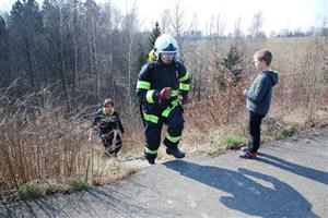 Patnáct dobrovolných hasičů, kteří se uplynulou sobotu zúčastnili závodu Drnholecký železný hasič, muselo po silových disciplínách vyběhnout v plné výstroji schody na přehradu.
FOTO: DANA HOĎÁKOVÁ