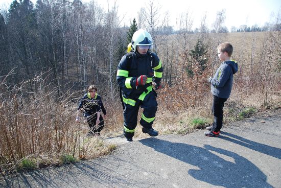 Patnáct dobrovolných hasičů, kteří se uplynulou sobotu zúčastnili závodu Drnholecký železný hasič, muselo po silových disciplínách vyběhnout v plné výstroji schody na přehradu.
FOTO: DANA HOĎÁKOVÁ