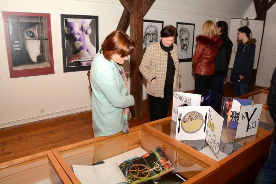 Originální plakáty, autorské knihy, ale například i velkoplošné portréty nabízí aktuální výstava v Muzeu na Fojtství.
FOTO: DAVID MACHÁČEK