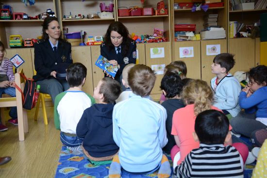 Netradiční program v podobě předčítání Policejních pohádek čekal minulý týden na děti z přípravné třídy ZŠ Floriána Bayera.
FOTO: DAVID MACHÁČEK