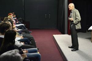 Herec a publicista Luděk Eliáš se minulý týden s kopřivnickým publikem dělil o své těžko pochopitelné zkušenosti, které jako vězeň A 2026 získal v nacistických koncentrácích.    
FOTO: D. MACHÁČEK