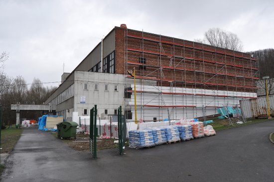 Sportovní hala zdejší střední školy se dočká nejen kompletního zateplení vnějšího pláště, ale také rekonstrukce interiéru včetně šaten a sociálních zařízení.
FOTO: DAVID MACHÁČEK