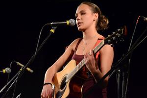 Patnáctiletá Adéla Lysková byla na Jarním koncertu kopřivnických škol odhalena jako vítězka letošní KoprStar. Mladá hudebnice ze ZŠ Emila Zátopka zaplněnému sálu znovu předvedla své umění i s kytarou v ruce.
FOTO: DAVID MACHÁČEK