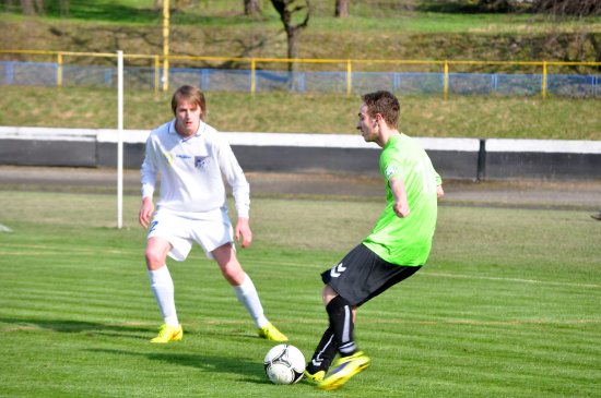 Tomáš Fendrich (vpravo) se snaží překonat obranu Jakubčovic. To se mu nakonec povedlo v 89. minutě, kdy vystřelil Kopřivnici bod do tabulky I. B třídy.
FOTO: KRISTINA ČABLOVÁ