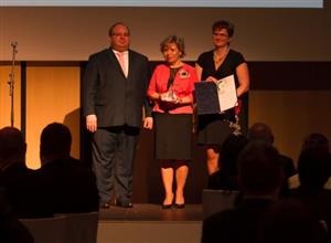 Místostarostka Kopřivnice Dagmar Rysová těsné poté, co z rukou hejtmana Moravskoslezského kraje Miroslava Nováka převzala ocenění za společensky odpovědný přístup města.
FOTO: ARCHIV MSK