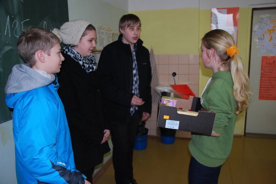 Členové dětského zastupitelstva ze ZŠ Alšovy předali dort s diplomem předsedkyni 6. A ze ZŠ 17. listopadu  za vítězství v soutěži ve sběru vysloužilých CD a DVD nosičů.
FOTO: DANA HOĎÁKOVÁ
