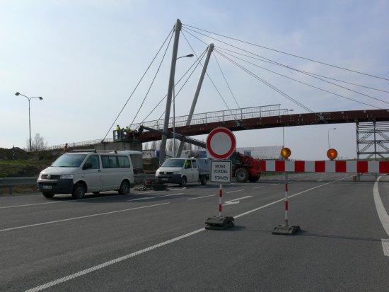 Lávka, která byla nainstalována přes silnici I/58 na obchvatu Příbora, umožní bezpečný přechod přes komunikaci jak pěším, tak i cyklistům
FOTO: ILONA MAZALOVÁ