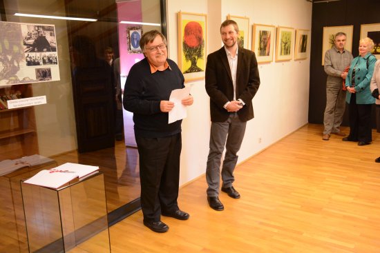 Grafik Pavel Sivko (vlevo) se do kopřivnického Lašského muzea vrátil po dvou letech. Tentokrát ale proto, aby uvedl výstavu prací svého otce Václava Sivka.
FOTO: DAVID MACHÁČEK
