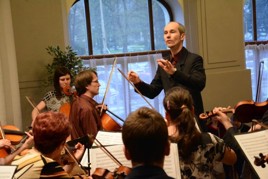 Dirigent Petr Lichnovský řídí členy Komorního orchestru Kopřivnice v rámci programu slavnostního koncertu, který byl uspořádán u příležitosti 20. výročí existence souboru.
FOTO: DAVID MACHÁČEK