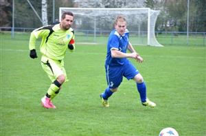 Kapitán fotbalistů FC Vlčovice-Mniší Roman Jalůvka (vlevo) bojuje o míč s hráčem mužstva Jeseníku n. O. Duel těchto dvou týmů skončil smírně 4:4.
FOTO: KRISTINA ČABLOVÁ
