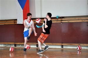 Nejen rány z dálky, ale i takovýto boj tváří v tvář není v dodgeballu žádnou výjimkou. Ačkoliv to vypadá nebezpečně, speciálními míči zásahy téměř nebolí.
FOTO: KRISTINA ČABLOVÁ