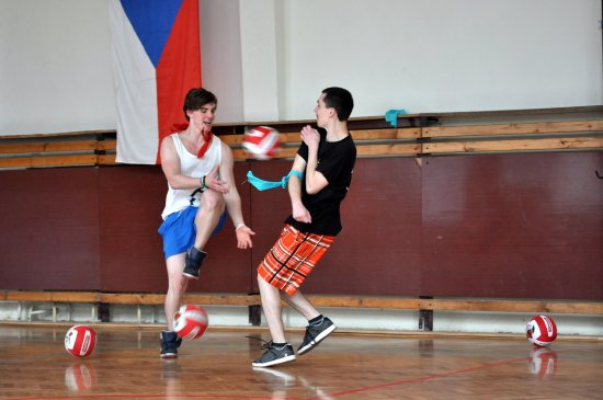 Nejen rány z dálky, ale i takovýto boj tváří v tvář není v dodgeballu žádnou výjimkou. Ačkoliv to vypadá nebezpečně, speciálními míči zásahy téměř nebolí.
FOTO: KRISTINA ČABLOVÁ
