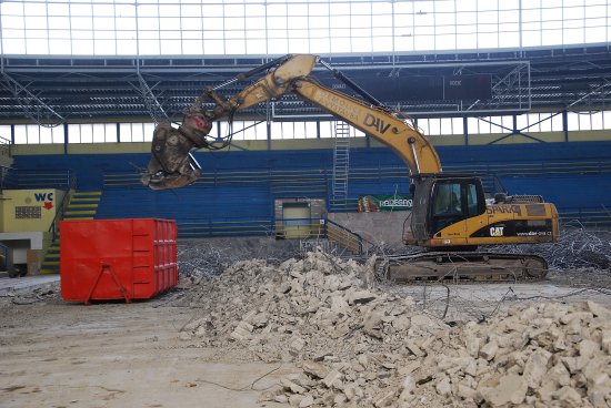 Nákladná rekonstrukce kopřivnického zimního stadionu pokračuje v těchto dnech kompletní výměnou chlazení pod ledovou plochou. Odstraněno bylo 22 kilometrů železného potrubí, které nahradí novější systém. 
FOTO: DANA HOĎÁKOVÁ