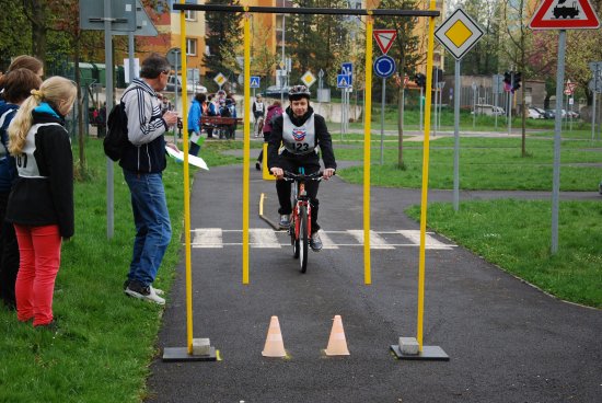Čtyřčlenné týmy ze základních škol byly na dopravním hřišti podrobeny znalostem a dovednostem z pravidel provozu na pozemních komunikacích. 
FOTO: DANA HOĎÁKOVÁ