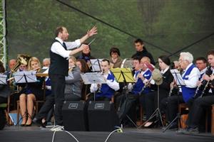 Městský dechový orchestr Kopřivnice tradičně zahájil prvomájové odpoledne před kulturním domem. Připravené Balábilé uvítalo ještě kapelu Alfa Orchestra a divadlo Koráb.
FOTO: DANA HOĎÁKOVÁ