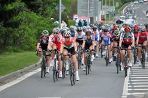 Peloton cyklistek jedoucích mezinárodní závod Gracia-Orlová 2015 vjíždí na kruhový objezd u Technického muzea v Kopřivnici. 
FOTO: KRISTINA ČABLOVÁ