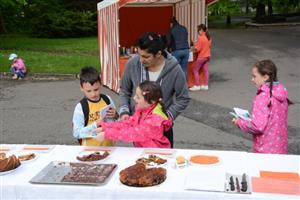 Férová snídaně tentokrát přilákala jen několik desítek lidí. Ti mimo jiné hodnotili pekařské umění dalších účastníků akce.
FOTO: DAVID MACHÁČEK
