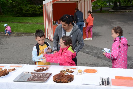 Férová snídaně tentokrát přilákala jen několik desítek lidí. Ti mimo jiné hodnotili pekařské umění dalších účastníků akce.
FOTO: DAVID MACHÁČEK