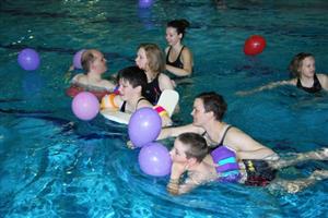 Kopřivnický krytý bazén se stal již poněkolikáté místem, kde se při hrách bořily bariéry mezi zdravými a handicapovanými dětmi ze škol a zařízení z Kopřivnice a okolí. 
FOTO: DANA HOĎÁKOVÁ