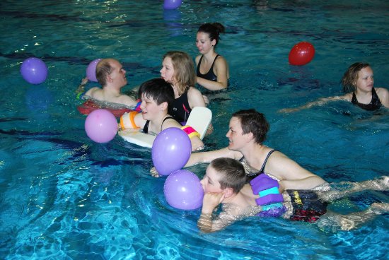 Kopřivnický krytý bazén se stal již poněkolikáté místem, kde se při hrách bořily bariéry mezi zdravými a handicapovanými dětmi ze škol a zařízení z Kopřivnice a okolí. 
FOTO: DANA HOĎÁKOVÁ