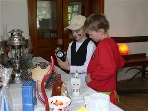 Různé druhy svítidel představené na výstavě na Prchalově u příležitosti Dne matek přilákaly značný počet návštěvníků.
FOTO: ILONA MAZALOVÁ