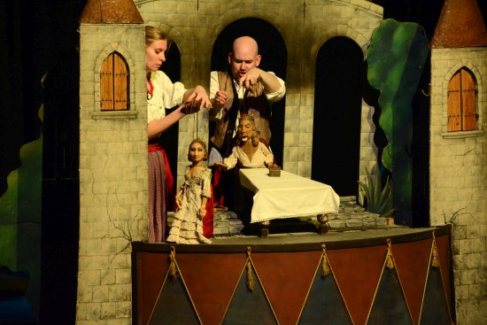 Divadlo Elf nabídlo dětským divákům v rámci pravidelného představení v kulturním domě loutkové ztvárnění klasické francouzské pohádky Kocour v botách.
FOTO: DAVID MACHÁČEK