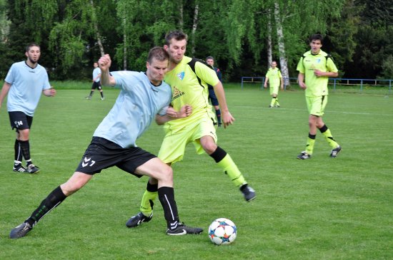 Střelec prvního vlčovického gólu Michal Světlík (vpravo) bojuje o míč s kopřivnickým Radkem Březinou v tradičním derby I. B tř. mužů sk. D.
FOTO: KRISTINA ČABLOVÁ
