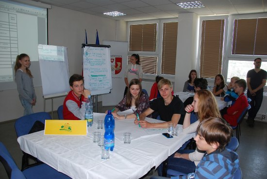 Žáci z místních základních škol a příborského gymnázia se na fóru před týdnem zamýšleli nad tím, co v Kopřivnici schází a co by měla z jejich pohledu řešit radnice.
FOTO: ROMANA BUKOVSKÁ
