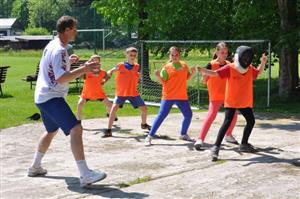 Aleš Depta, účastník olympijských her v Barceloně v roce 1992 a držitel bronzové medaile z ME v roce 1991, učí žáky ZŠ Lubina techniku šermu.
FOTO: KRISTINA ČABLOVÁ