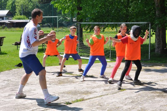 Aleš Depta, účastník olympijských her v Barceloně v roce 1992 a držitel bronzové medaile z ME v roce 1991, učí žáky ZŠ Lubina techniku šermu.
FOTO: KRISTINA ČABLOVÁ