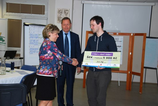 Jiří Jakubec z občanského sdružení Kultura srdcem převzal na diskuzním fóru pětitisícový šek na nákup hudebního nástroje pro klub mladých. Dvojnásobnou částku pak získal dům dětí na pořízení zrcadel do tanečního sálu.
FOTO: DANA HOĎÁKOVÁ
