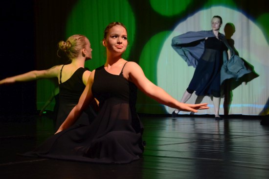 Absolventky prvního stupně tanečního oboru ZUŠ Zdeňka Buriana se na tanečním koncertu prezentovaly choreografií Fantom opery.
FOTO: DAVID MACHÁČEK
