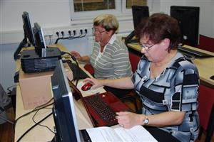 Senioři se během sedmi lekcí v učebně skautského střediska Vanaivan zdokonalovali v práci s počítačem. 
ILUSTRAČNÍ FOTO: DANA HOĎÁKOVÁ