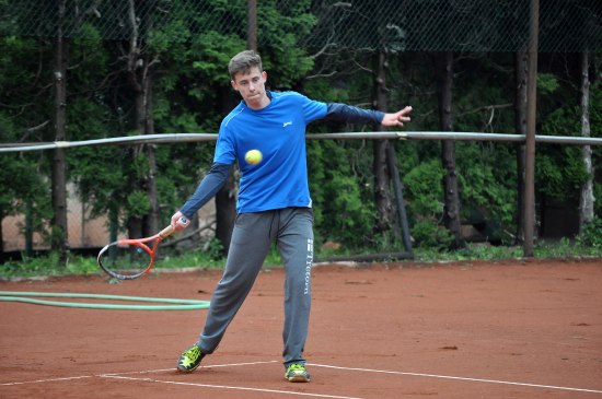 Ondřej Štěpán je talentovaný hráč kopřivnického tenisového klubu a oporou dorosteneckého družstva v Oblastním přeboru skupiny D.
FOTO: KRISTINA ČABLOVÁ