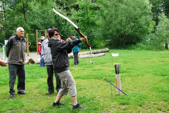 Na outdoorovém dopoledni si mohli senioři v centru Vanaivan pod dohledem místních skautů zastřílet z luku či vyzkoušet další netradiční disciplíny.
FOTO: DANA HOĎÁKOVÁ