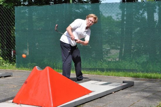 Minigolfistka TJ Start Kopřivnice Vlasta Pargáčová si na domácím hřišti hravě poradila s jamkou č. 11 a obsadila v seniorkách druhou příčku.
FOTO: KRISTINA ČABLOVÁ