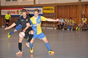 Tomáš Fendrich (vpravo) v souboji s futsalistou druholigového celku FC VSK VŠB TU Ostrava ve finálovém utkání krajské části Poháru FAČR.
FOTO: KRISTINA ČABLOVÁ
