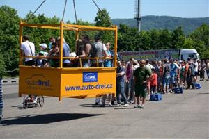 Jedním z největších lákadel 3. ročníku Kopřivnických dnů techniky byla možnost nechat se ve speciálním koši vytáhnout jeřábem do sedmdesátimetrové výšky. Akci o víkendu navštívilo rekordních dvacet tisíc návštěvníků.
FOTO: DAVID MACHÁČEK