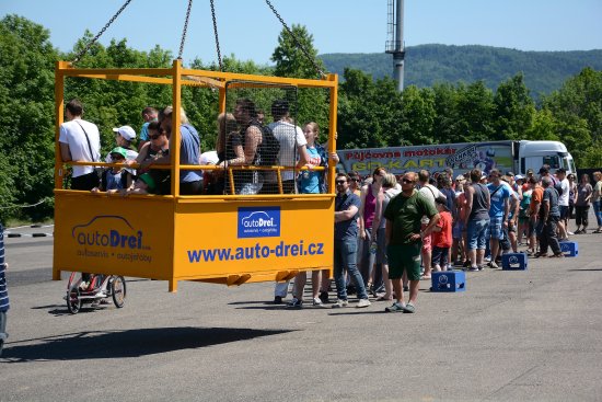Jedním z největších lákadel 3. ročníku Kopřivnických dnů techniky byla možnost nechat se ve speciálním koši vytáhnout jeřábem do sedmdesátimetrové výšky. Akci o víkendu navštívilo rekordních dvacet tisíc návštěvníků.
FOTO: DAVID MACHÁČEK