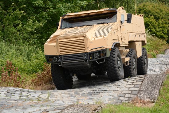 Obrněné vozidlo Titus vyvinuté ve spolupráci s francouzským partnerem má podle obchodníků Tatry nabízet mimořádnou obratnost v těžkém terénu stejně jako v městských ulicích.       
FOTO: DAVID MACHÁČEK